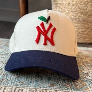Never worn! Big Apple Hat - New York Yankees style